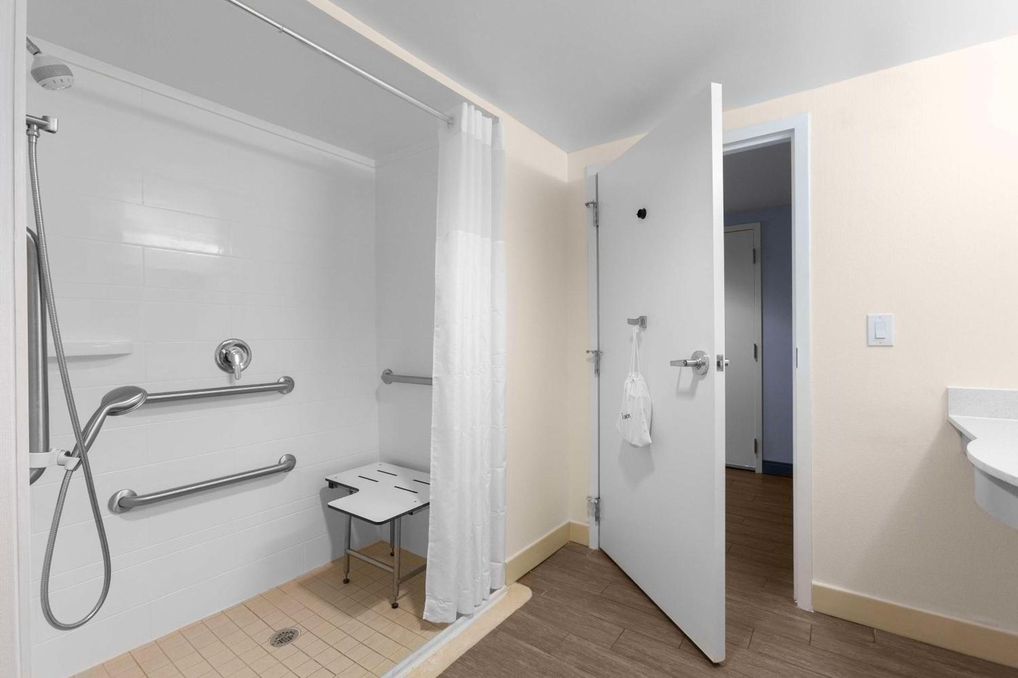 Hampton Inn Belmont At Montcross Экстерьер фото