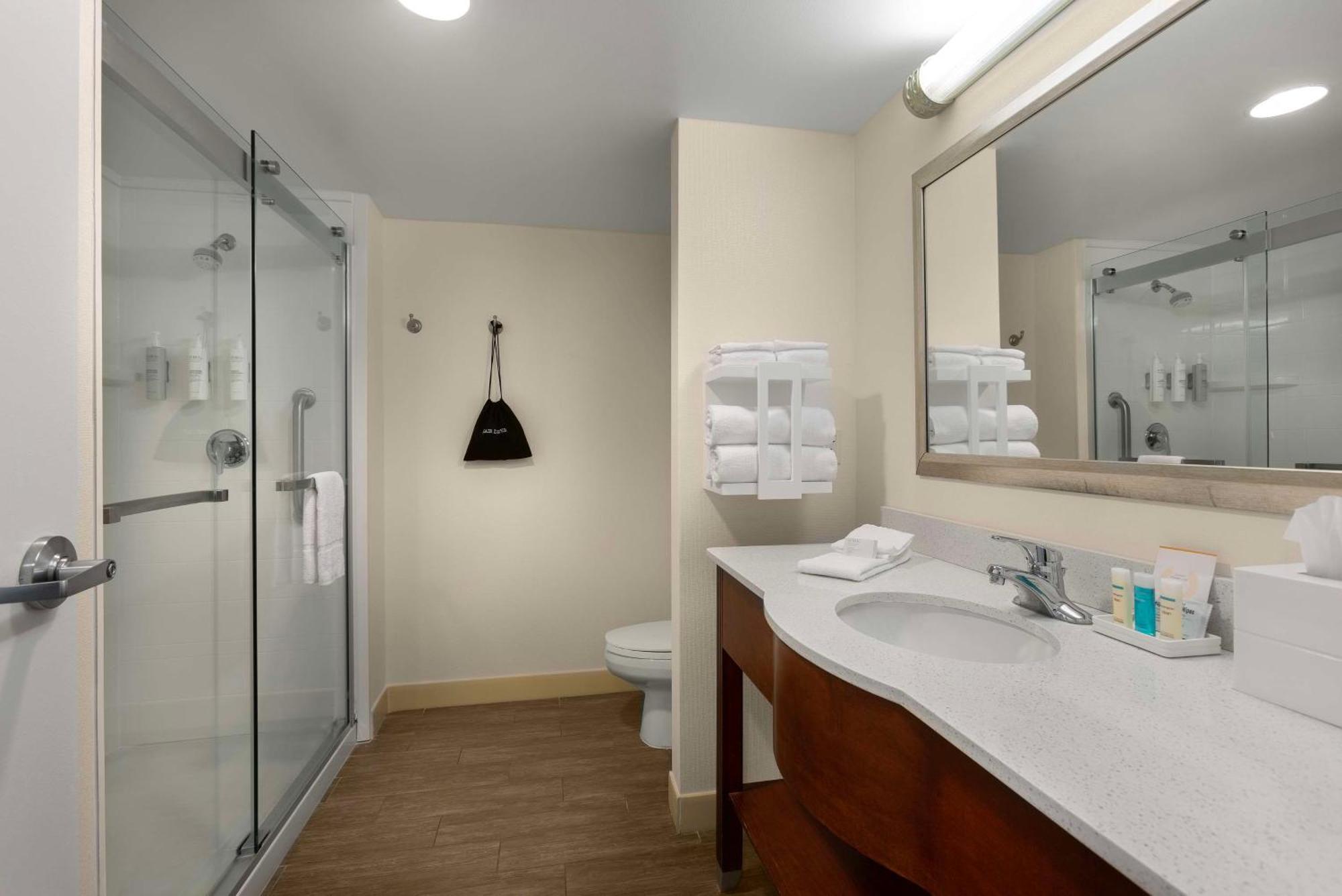 Hampton Inn Belmont At Montcross Экстерьер фото