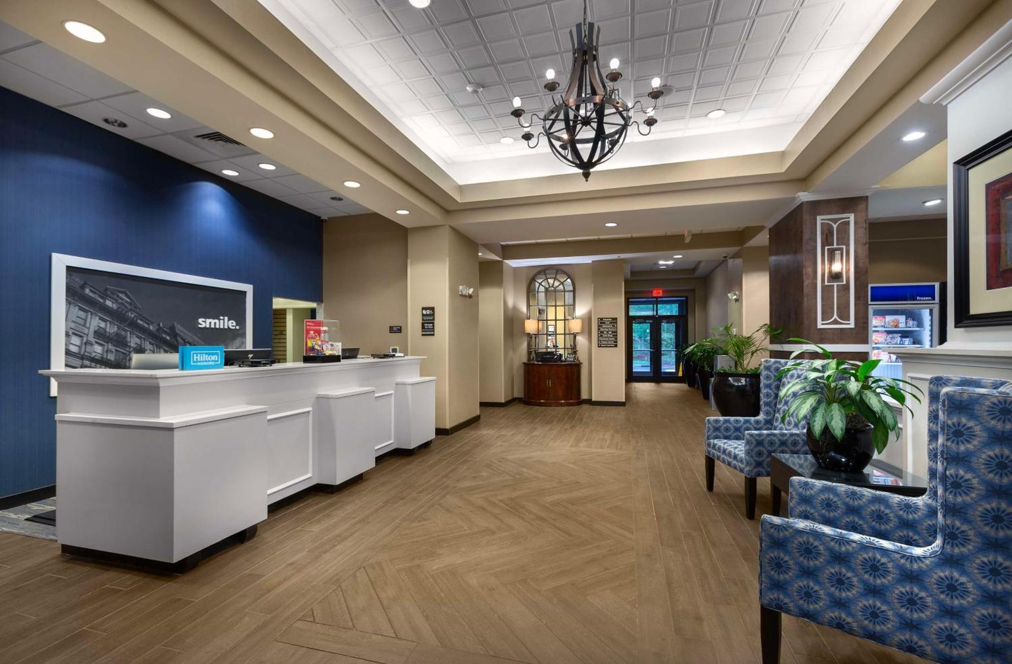 Hampton Inn Belmont At Montcross Экстерьер фото