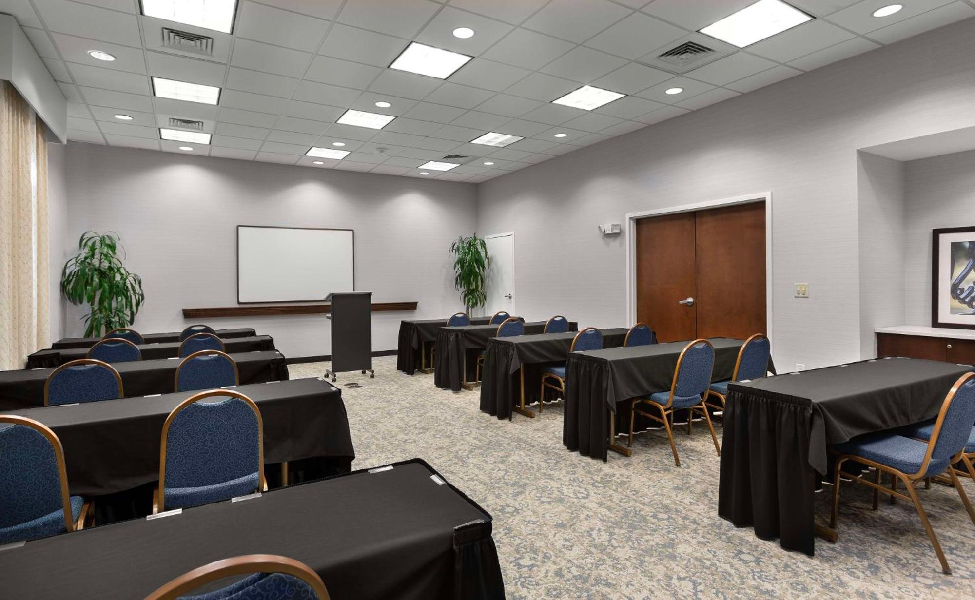 Hampton Inn Belmont At Montcross Экстерьер фото