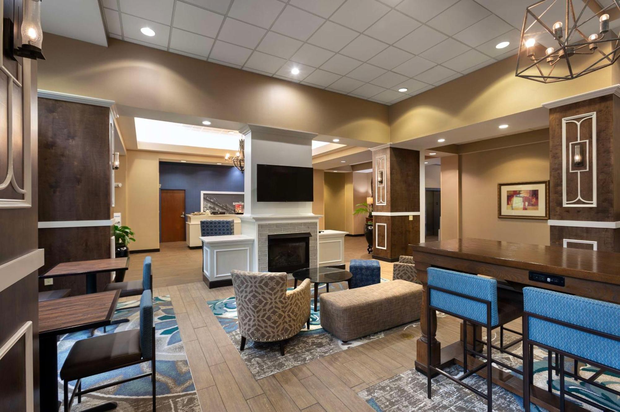 Hampton Inn Belmont At Montcross Экстерьер фото