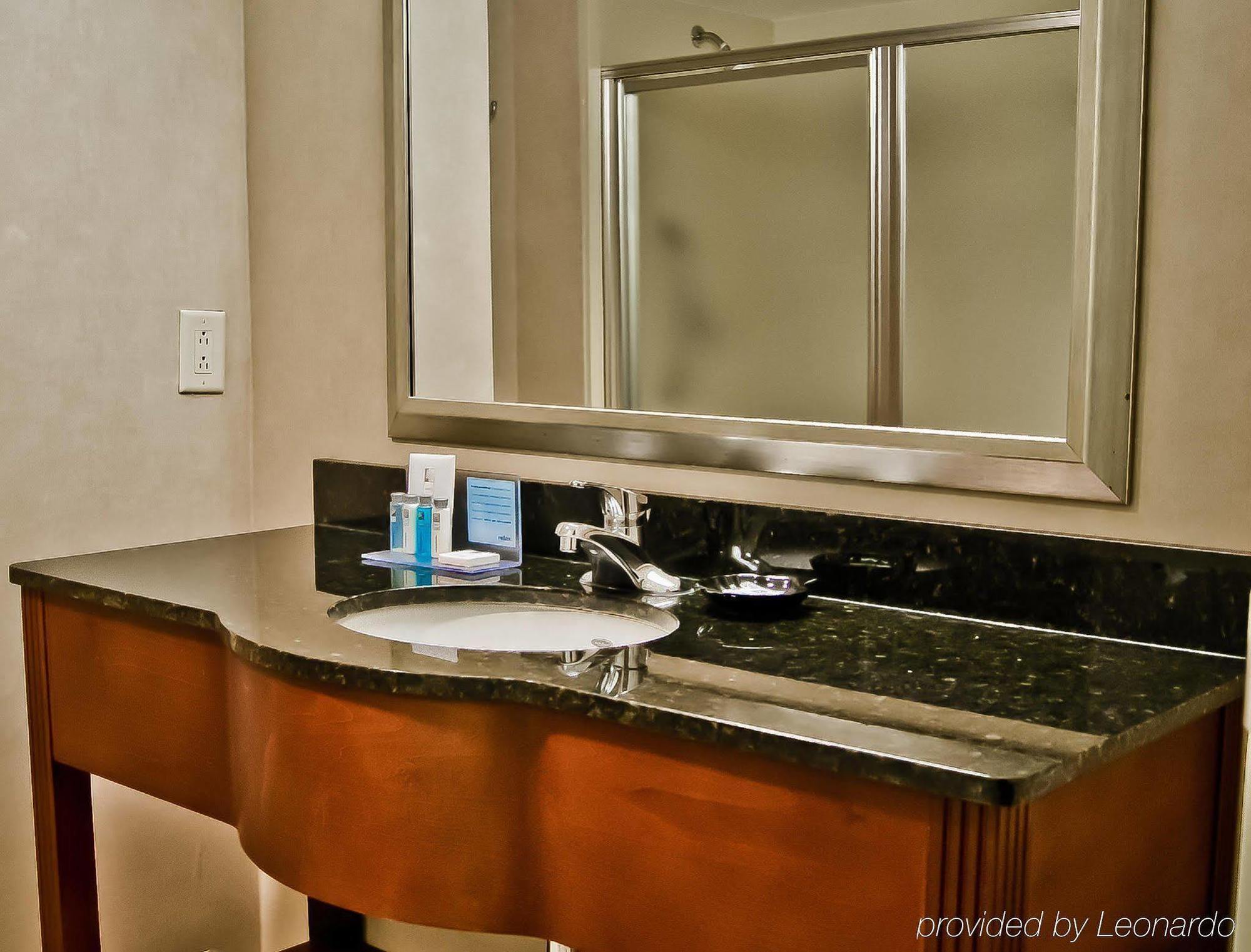 Hampton Inn Belmont At Montcross Экстерьер фото