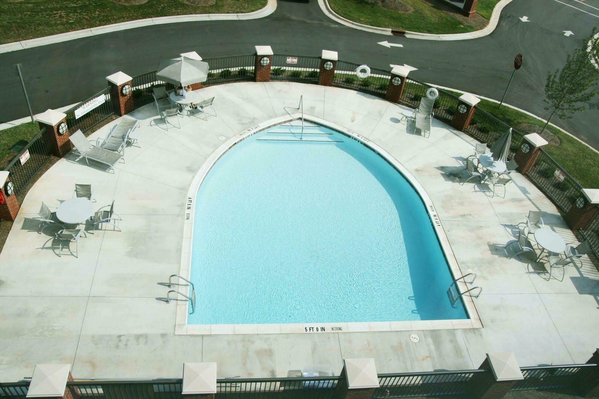 Hampton Inn Belmont At Montcross Экстерьер фото